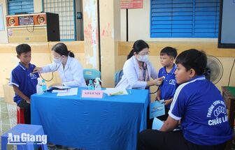 Khám bệnh, cấp thuốc, tặng quà cho 500 học sinh xã Tri Tôn