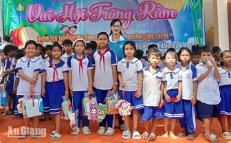 Tặng 622 phần quà cho trẻ em xã An Cư