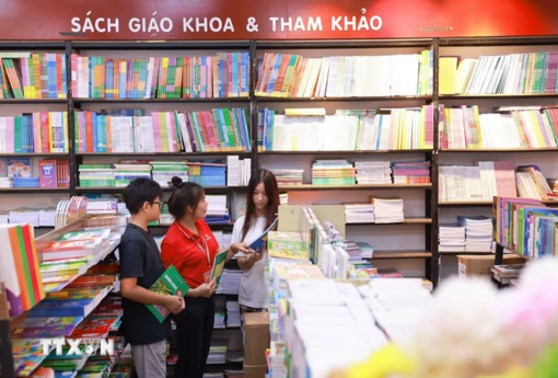 Tập trung xử lý việc thiếu sách giáo khoa, triển khai giáo dục AI