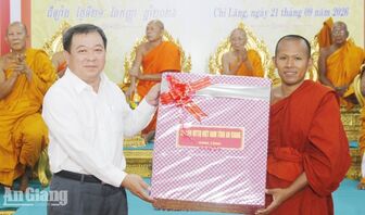 Phó Chủ tịch Thường trực Ủy ban MTTQ Việt Nam tỉnh An Giang chúc mừng tân trụ trì chùa Krăng Chay