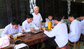 Vĩnh Trạch giữ lửa nhà ăn tình thương đầu năm học mới