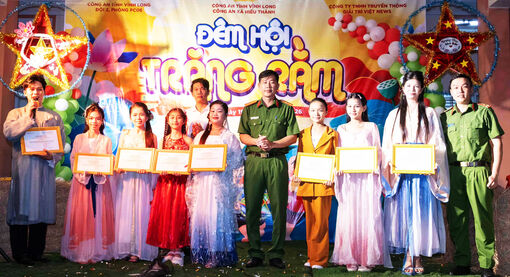 Công an xã Hiếu Thành tổ chức trung thu ấm áp cho hơn 200 trẻ em trên địa bàn
