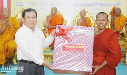 Phó Chủ tịch Thường trực Ủy ban MTTQ Việt Nam tỉnh An Giang chúc mừng tân trụ trì chùa Krăng Chay