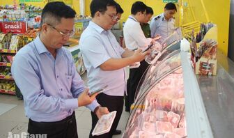 An Giang kiểm tra an toàn thực phẩm, phát hiện hàng quá hạn