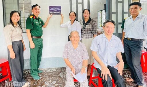 Vĩnh Thuận trao nhà Tình nghĩa cho con của người hoạt động kháng chiến