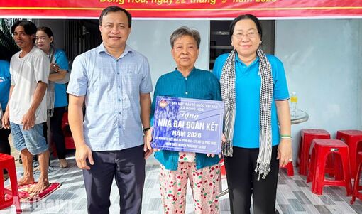 Đông Hòa trao 3 nhà Đại đoàn kết cho hộ cận nghèo