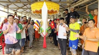 Chiếc ghe ngo độc mộc 176 năm tuổi trở lại đường đua