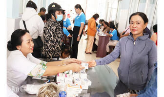 Tầm soát sức khỏe, cấp thuốc miễn phí cho 200 phụ nữ hai xã Châu Thành và Bình An