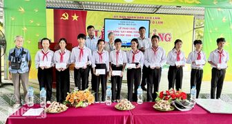 Trao 30 suất học bổng “Xây dựng tương lai” cho học sinh xã Ô Lâm