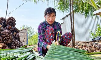 Giữ nghề chằm lá, giữ nét quê Cừ Đứt