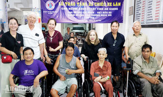 An Giang trao 33 xe lăn cho người khuyết tật