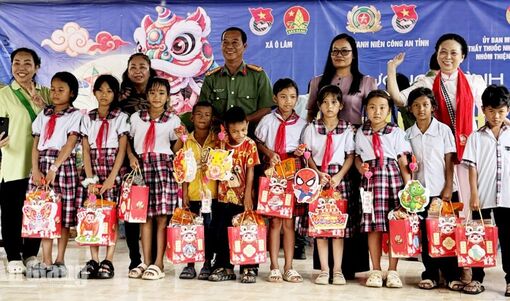 Trao 300 phần quà Trung Thu cho học sinh Khmer xã Ô Lâm