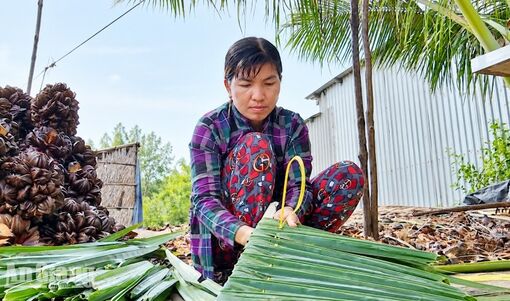 Giữ nghề chằm lá, giữ nét quê Cừ Đứt
