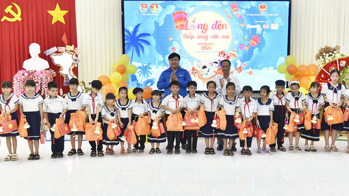 Trao hơn 260 phần quà Tết Trung thu và 50 suất học bổng cho học sinh biên giới Vĩnh Điều