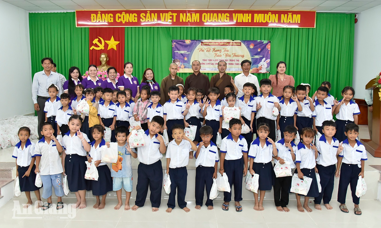 Trao 1.700 phần quà cho học sinh xã biên giới Giang Thành