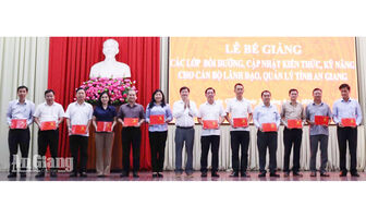 159 cán bộ An Giang hoàn thành lớp bồi dưỡng