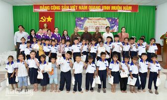 Trao 1.700 phần quà cho học sinh xã biên giới Giang Thành