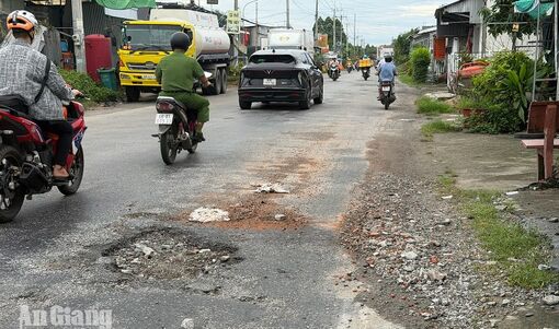 Người dân Sơn Kiên mong sớm sửa chữa quốc lộ 80
