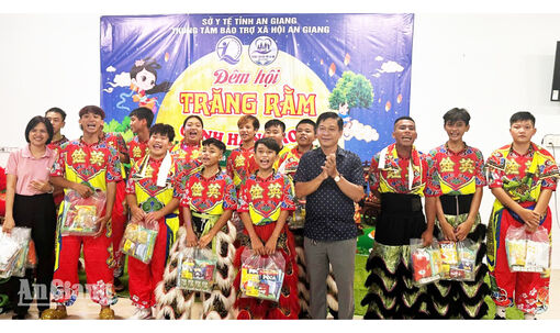 Trao 75 phần quà Trung thu cho trẻ em có hoàn cảnh khó khăn