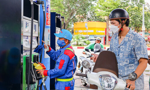 Giá xăng dầu tiếp tục tăng, E10 vượt 27.000 đồng/lít