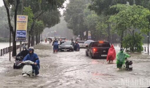 Thời tiết ngày 24/9: Mưa dông bao trùm nhiều nơi trên cả nước, cảnh báo nguy cơ mưa cường suất lớn