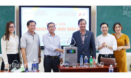 Trao tặng máy điện giải ion kiềm hydrogen cho Trường THCS Nguyễn Du
