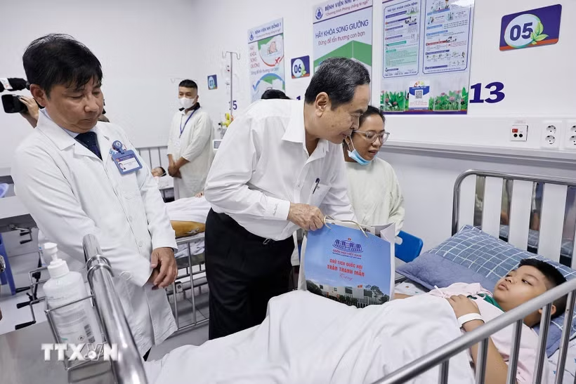 Chủ tịch Quốc hội Trần Thanh Mẫn thăm, động viên các bệnh nhi tại Bệnh viện Nhi đồng 1 Thành phố Hồ Chí Minh
