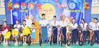 An Biên trao 256 phần quà Trung thu, 10 xe đạp cho thiếu nhi