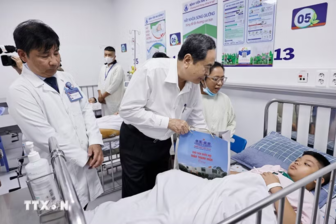 Chủ tịch Quốc hội Trần Thanh Mẫn thăm, động viên các bệnh nhi tại Bệnh viện Nhi đồng 1 Thành phố Hồ Chí Minh