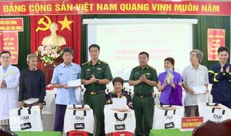 Khám bệnh, tặng quà cho 700 người cao tuổi xã Kiên Lương