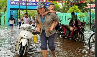 Mưa gây ngập sâu, một xã ở Cà Mau cho học sinh nghỉ học