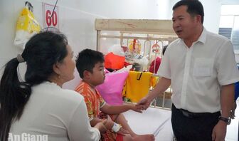 Đồng chí Đinh Văn Nơi tặng 130 suất quà Trung thu cho thiếu nhi tại Phú Quốc