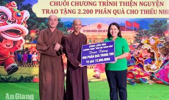 Xã Phú Hòa trao 900 phần quà Trung thu cho thiếu nhi
