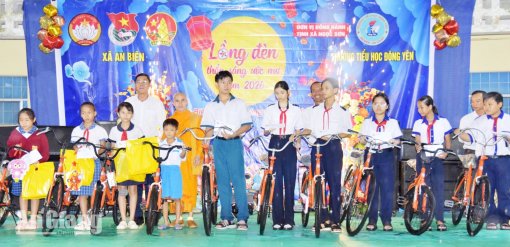 An Biên trao 256 phần quà Trung thu, 10 xe đạp cho thiếu nhi
