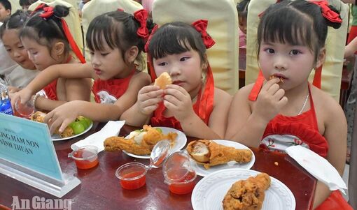 200 học sinh xã Vĩnh Thuận vui trung thu, thưởng thức buffet miễn phí