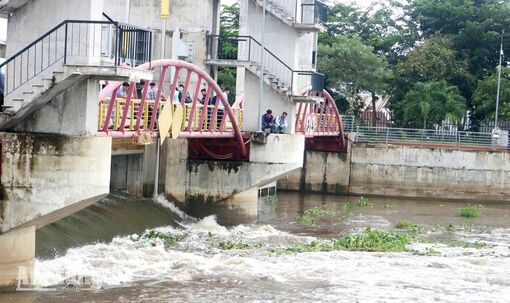 Mở cống Tha La - Trà Sư, mực nước nội đồng dự kiến tăng 0,5m