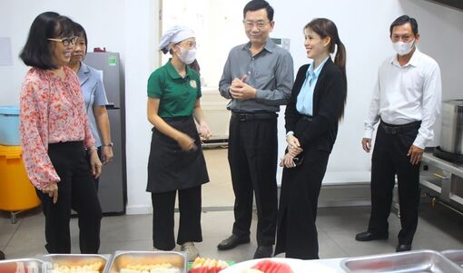Bếp ăn phục vụ 180 học sinh được kiểm tra an toàn thực phẩm