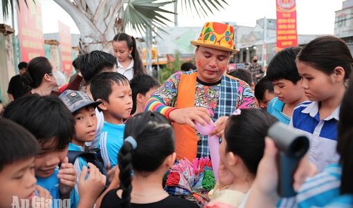 Tặng quà trung thu cho hơn 1.000 thiếu nhi, học sinh xã Thạnh Lộc