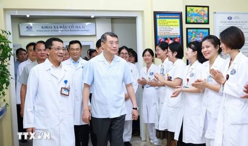 Thủ tướng Lê Minh Hưng thăm, tặng quà Trung Thu cho bệnh nhi tại Bệnh viện K