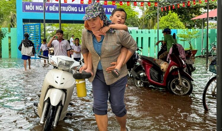 Mưa gây ngập sâu, một xã ở Cà Mau cho học sinh nghỉ học