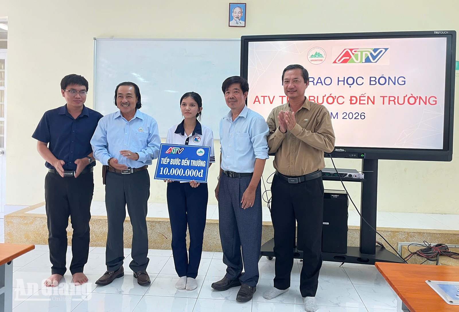 Trao học bổng ATV, bàn giao nhà Mái ấm ATV cho học sinh, hộ khó khăn