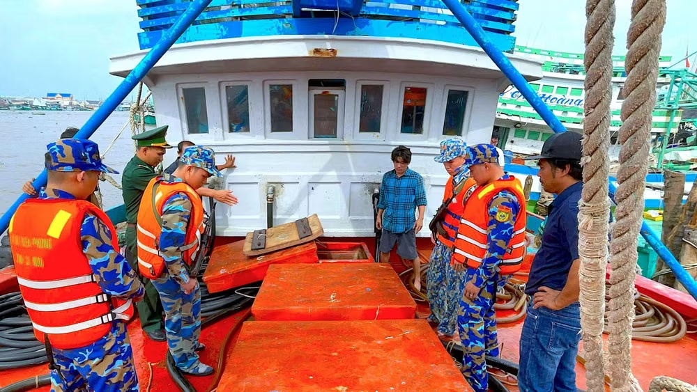 Phát hiện hơn 40.000 lít dầu không rõ nguồn gốc trên biển Cà Mau