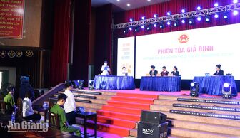 Học sinh Phú Quốc học pháp luật, kỹ năng ứng xử qua phiên tòa giả định