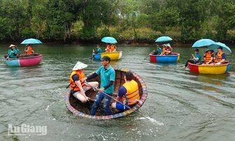 Vũ điệu thuyền thúng trên sóng nước đảo ngọc