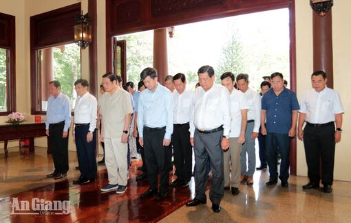 Đồng chí Phan Đình Trạc dâng hương tại Đền thờ Chủ tịch Tôn Đức Thắng, tỉnh An Giang