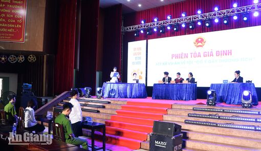 Học sinh Phú Quốc học pháp luật, kỹ năng ứng xử qua phiên tòa giả định