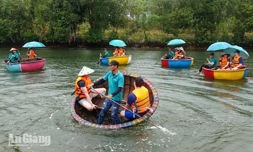 Vũ điệu thuyền thúng trên sóng nước đảo ngọc