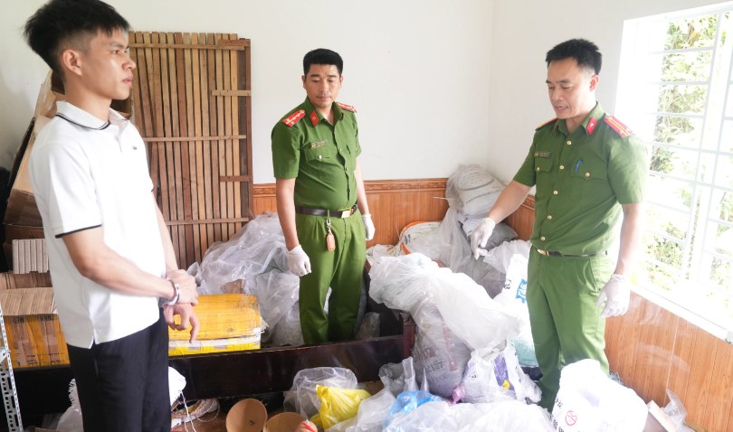 Cất giấu cả tấn nguyên liệu làm pháo trong phòng ngủ