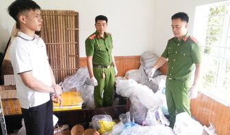 Cất giấu cả tấn nguyên liệu làm pháo trong phòng ngủ