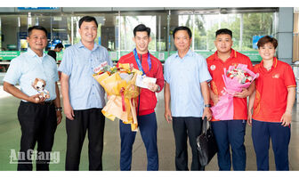 Lãnh đạo Trung tâm Đào tạo, Huấn luyện và Thi đấu thể dục thể thao tỉnh An Giang chúc mừng nam lực sĩ Trần Minh Trí